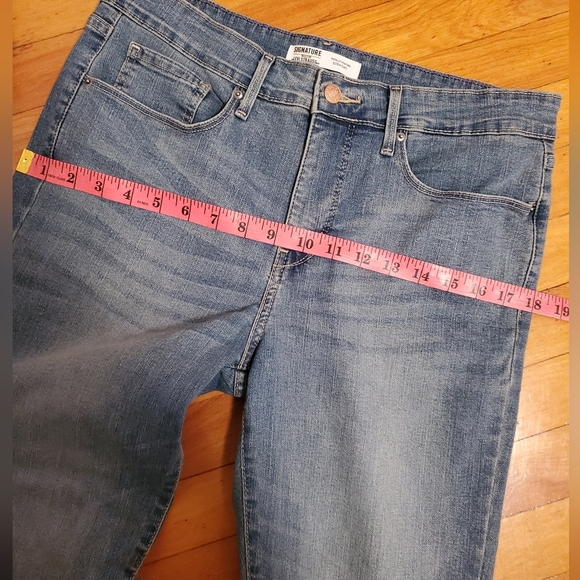 NWOT Signature by Levi Strauss Jean, straight, women size W30 L34. Faded blue. - Picture 10 of 10